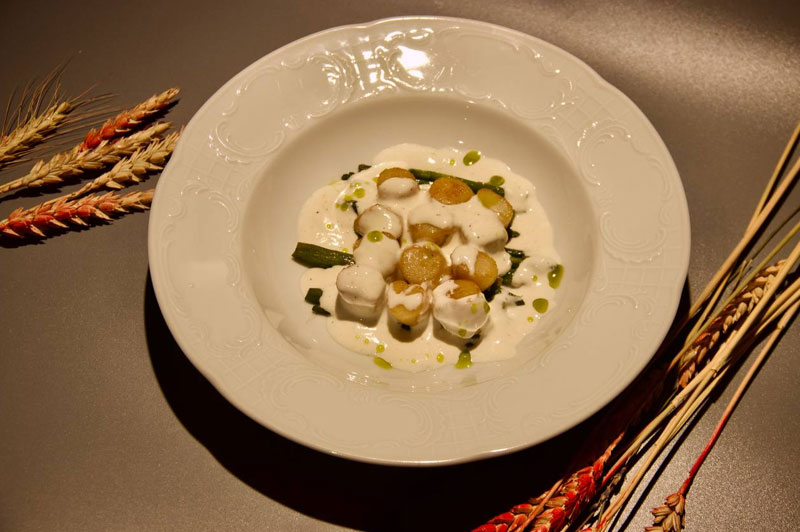 Фото Гребешки в сливочном соусе со спаржей