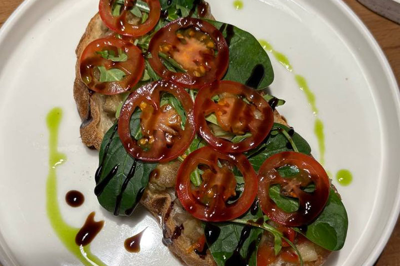 Фото Брускетта с печеными овощами и бальзамическим кремом