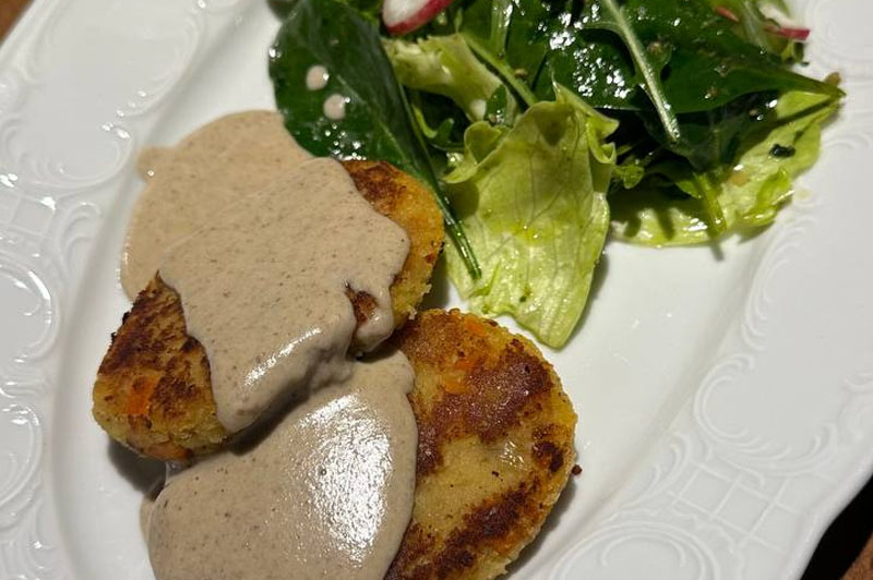 Фото Котлеты из чечевицы с соусом и зелёным маслом