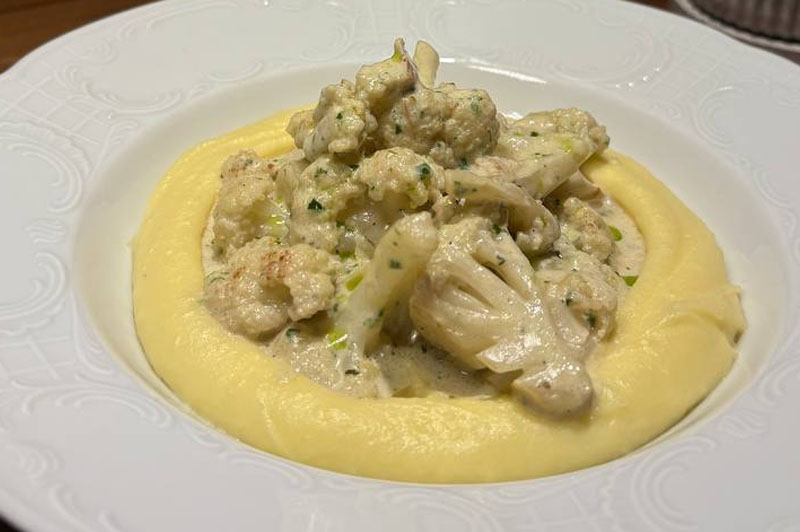 Фото Цветная капуста в сливочном соусе с картофельным пюре